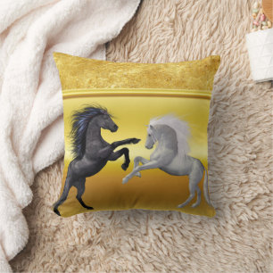 Coussin Un cheval noir et blanc qui combat l'or