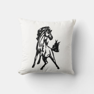 Coussin Un cheval qui saute franchement dans la nature