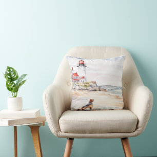 Coussin Un chien joue à la plage près du phare
