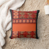 Coussin un design d'un motif rouge et or (Couverture)
