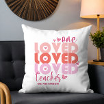 Coussin Un enseignant d'amour rose moderne Nom personnalis<br><div class="desc">One Love Teacher Pink Modern Personnalisé Nom Throw Pillow Cushion présente le texte "un enseignant aimé" dans la typographie de script rose moderne accentué de coeurs d'amour et personnalisée avec votre nom personnalisé. Parfait pour votre professeur préféré pour l'appréciation des enseignants, anniversaire, Noël, vacances et plus encore. Conçu par Evco...</div>