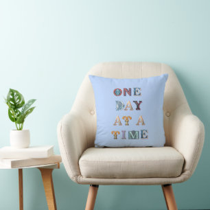 Coussin Un Jour à la Fois Citation Lettering de Récupérati