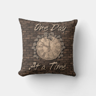 Coussin Un Jour À La Fois Citation Slogan Old Clock