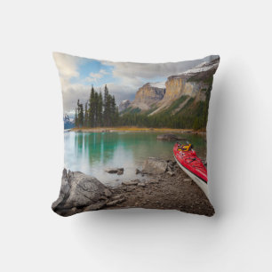 Coussin Un kayak de mer à terre à Spirit Island