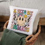 Coussin Un Petit Peu Dramatique Drôle Super Dire<br><div class="desc">Un Petit Peu Dramatique Dramatique Drôle Super Dire Typographie Jetez l'oreiller présente le texte "Un Petit Peu Dramatique" dans la typographie moderne sur un arrière - plan de damier rose avec des fleurs super,  des boulons éclairants et un visage souriant. Conçu par Evco Studio www.zazzle.com/store/evcostudio</div>