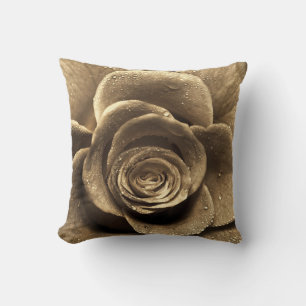 Coussin Un rose à l'ancienne en gros plan, mouillé avec