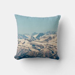 Coussin Une chaîne de montagnes avec la neige dégelante et