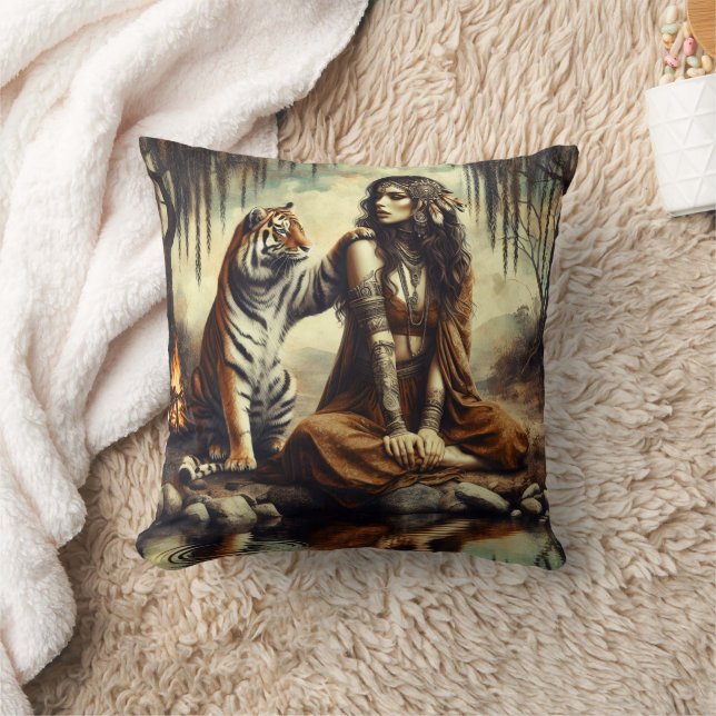 Coussin Une femme amérindienne assise par un tigre dans la (Couverture)