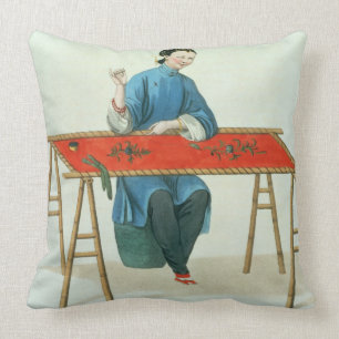 Coussin Une femme brodant, plaquent 41 'du costume o