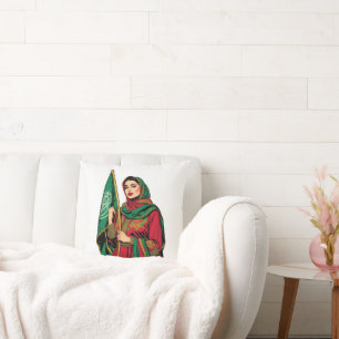 Coussin Une femme saoudienne élégante tient un t-shirt ave