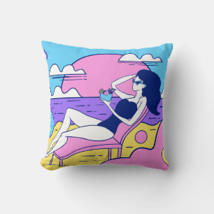 Coussin une fille bronzette sur la plage avec un cocktail