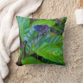 Coussin Une fleur violette foncée frappante (Couverture)