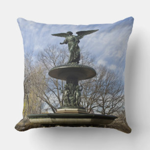 Coussin Une fontaine Bethesda hivernale sèche dans Central