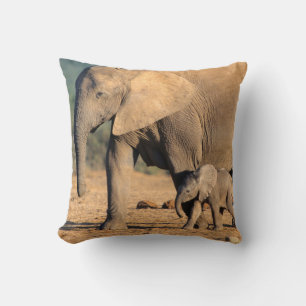 Coussin Une mère éléphant d'Afrique et son petit en déplac