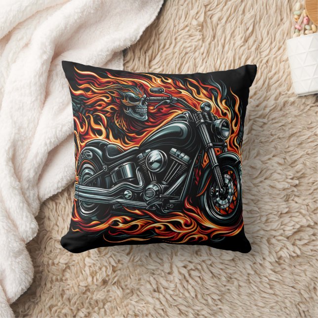 Coussin Une motocyclette flamboyante dans les rues sombres (Couverture)
