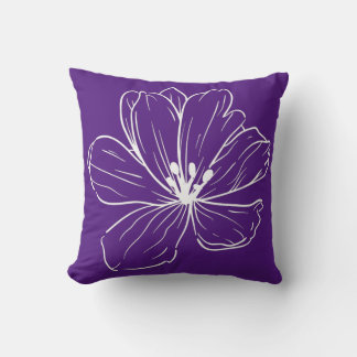 Coussin - Une petite fleur blanche au printemps