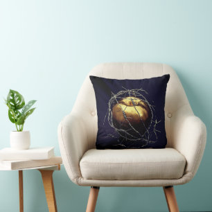 Coussin Une pomme dorée abstraite parfaite dans une chaîne