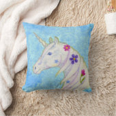 Coussin Unicorne de fleurs sur bleu (Couverture)