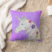 Coussin Unicorne de fleurs sur violet (Couverture)