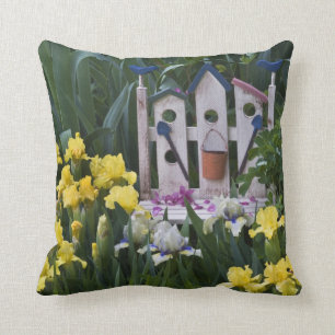 Coussin USA, Pennsylvanie. Les iris des jardins poussent