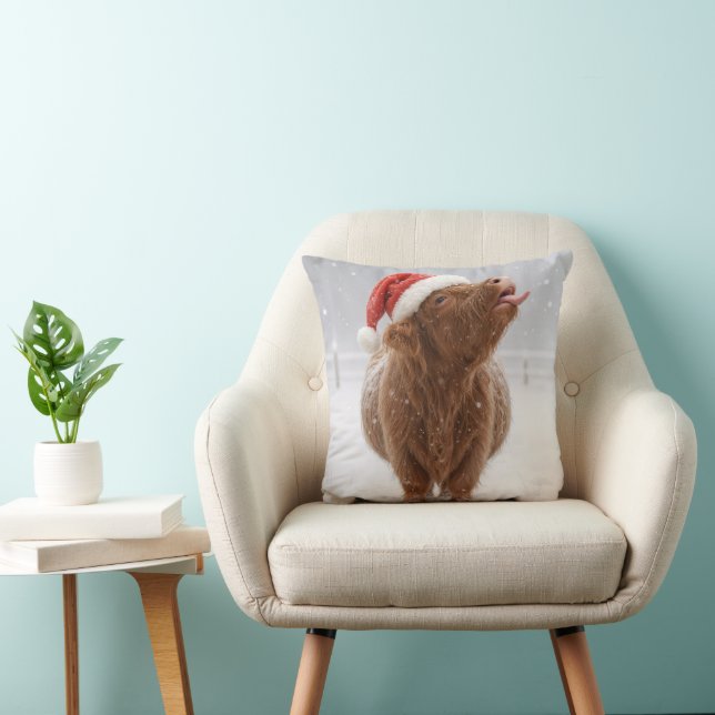Coussin Vache des Highlands de Noël attrapant des flocons  (Chaise)