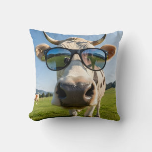 Coussin vache drôle portant des lunettes de soleil dans un