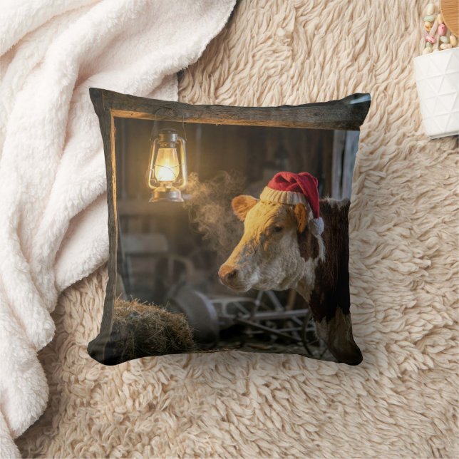 Coussin Vache Hereford de Noël dans une grange (Couverture)