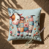 Coussin Vache Patchwork Fantaisiste avec Accents Floraux