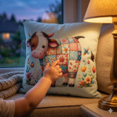 Coussin Vache Patchwork Fantaisiste avec Accents Floraux