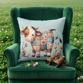 Coussin Vache Patchwork Fantaisiste avec Accents Floraux