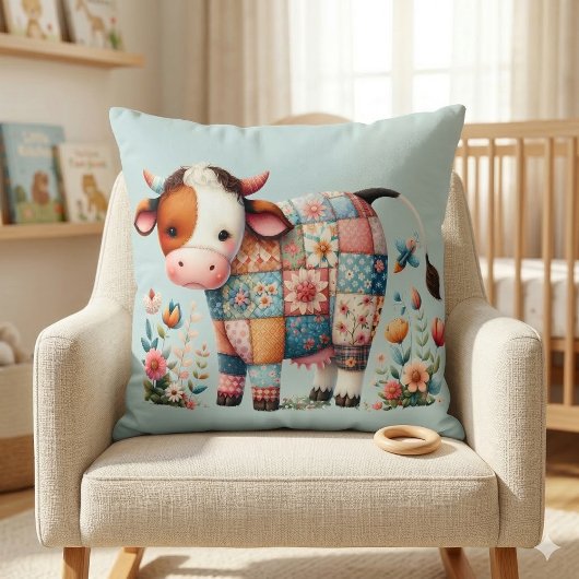 Coussin Vache Patchwork Fantaisiste avec Accents Floraux