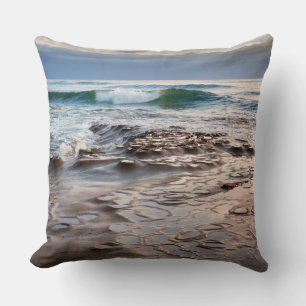 Coussin Vague de rupture sur la plage, Californie