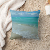 Coussin Vagues blanches d'Aqua s'écrasant sur le rivage de (Couverture)