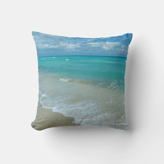 Coussin Vagues blanches d'Aqua s'écrasant sur le rivage de (Recto)