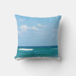 Coussin Vagues de l'océan ciel bleu se fracassant sur le r