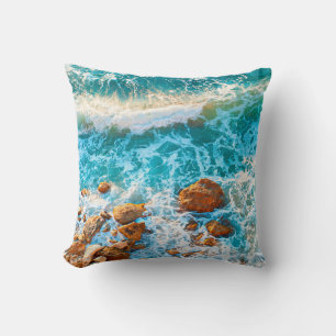Coussin Vagues sur une plage rocheuse au coucher du soleil
