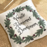 Coussin Venite Adoremus Vintage Christmas Carol Latin<br><div class="desc">Donnez à votre maison une élégance de Noël vintage avec l'expression latine "Venite Adoremus Dominum." Ça veut dire "O Venez, aimons-le." Vous connaissez peut-être les paroles du choeur du carol de Noël du 18ème siècle "Adeste Fideles" ("O Come All Ye Faithful"). Cette phrase latine est écrite dans une typographie fantaisiste...</div>