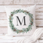 Coussin Verdure hivernale rustique Monogramme Première cou<br><div class="desc">Elégante conception personnalisée jetez oreiller dispose d'une couronne rustique chic de verdure d'hiver aquarelle encadrant un premier ou de nom monogramme initial. Personnalisez avec votre choix de lettre gris charbon. Le design recto-verso apparaît à l'avant et à l'arrière du coussin blanc classique.</div>