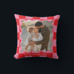Coussin Vérification de bord ondulé moderne photo minimale<br><div class="desc">Chèque graphique minimaliste moderne motif rouge et rose ondulé de bord photo Noël maison de vacances décor. Audacieux sur la conception des tendances. Une partie d'une collection de vacances.</div>