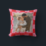 Coussin Vérification de bord ondulé moderne photo minimale<br><div class="desc">Chèque graphique minimaliste moderne motif rouge et rose ondulé de bord photo Noël maison de vacances décor. Audacieux sur la conception des tendances. Une partie d'une collection de vacances.</div>