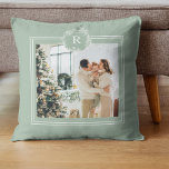 Coussin Vert et blanc moderne | Photo de famille | Initial<br><div class="desc">Vert et blanc moderne | Photo de famille | Initial Offrez le cadeau d'un confort et d'une détente absolue avec ces coussins luxueux. Conçus avec les meilleurs matériaux, ces coussins sont conçus pour offrir une expérience de sommeil heureuse et promouvoir le bien-être général. Les contours de remplissage peluche à la...</div>