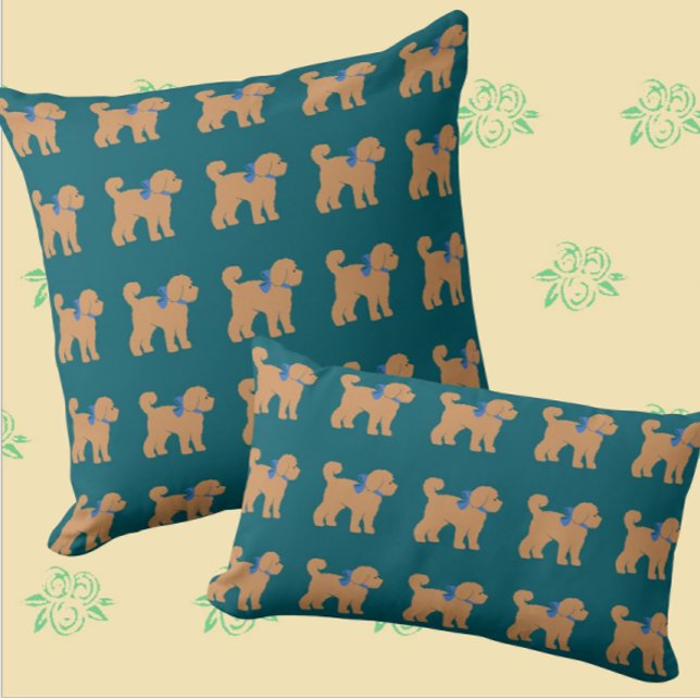 Coussin vert foncé du chien de caniche tan (Every doodle family needs one of these pillows!)