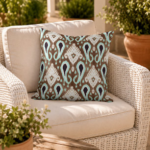 Coussin Vert saumâtre clair motif tribal Ikat marron foncé