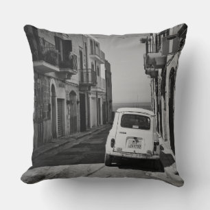 Coussin Vieille voiture dans une rue en Italie en noir et 