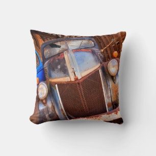 Coussin Vieux camion rouillé dans une ferme