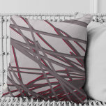 Coussin Vin gris et bourgogne Moderne Élégant Abstrait<br><div class="desc">L'oreiller à jetons moderne présente une élégante composition linéaire abstraite en Bourgogne et vin sur un arrière - plan gris. Inspiré par de hautes herbes de dunes, cet oreiller est réversible. Design artistique gris et bordeaux à l'avant ; gris solide à l'arrière. Le design artistique sur le devant est une...</div>