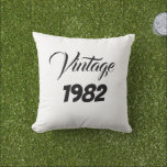 Coussin Vintage 1982 année personnalisée Cadeaux texte Ann<br><div class="desc">Conçu avec des modèles texte personnalisés que vous pouvez modifier pour changer l'année selon vos besoins! Fait un grand cadeau ou une faveur de fête pour les anniversaires,  mariages,  anniversaire,  fêtes de Noël,  etc!</div>