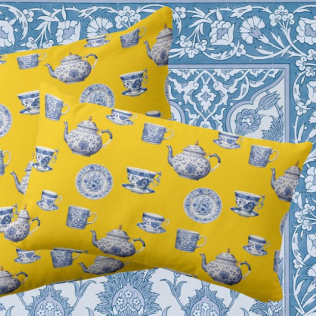 Coussin Vintage Chinoiserie Blue White Dishes on Yellow (Chinoiserie pottery on rich yellow)