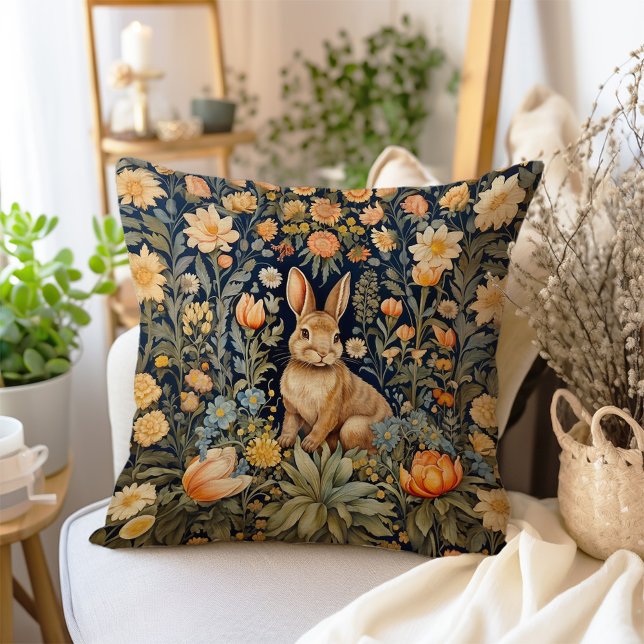 Coussin Vintage ferme lapin dans un jardin fleuri (Créateur téléchargé)