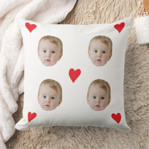 Coussin Visage de bébé personnalisé avec des cœurs